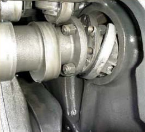 Paste-grade steel putty flowing into a cracked casing.