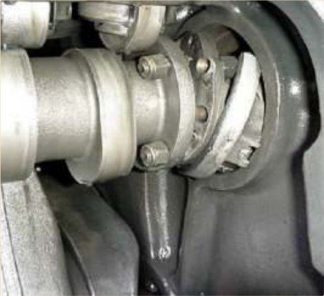Paste-grade steel putty flowing into a cracked casing.