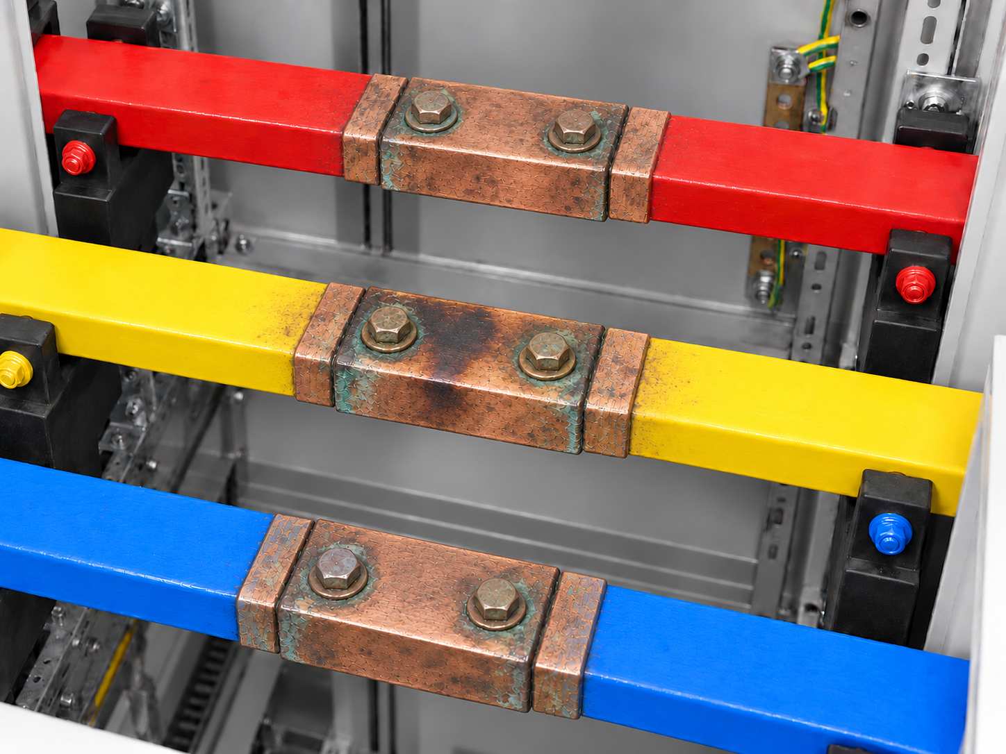 Corrosion പിടിച്ച copper splice joint ഉള്ള മൂന്ന് നിറത്തിലെ busbar-കൾ