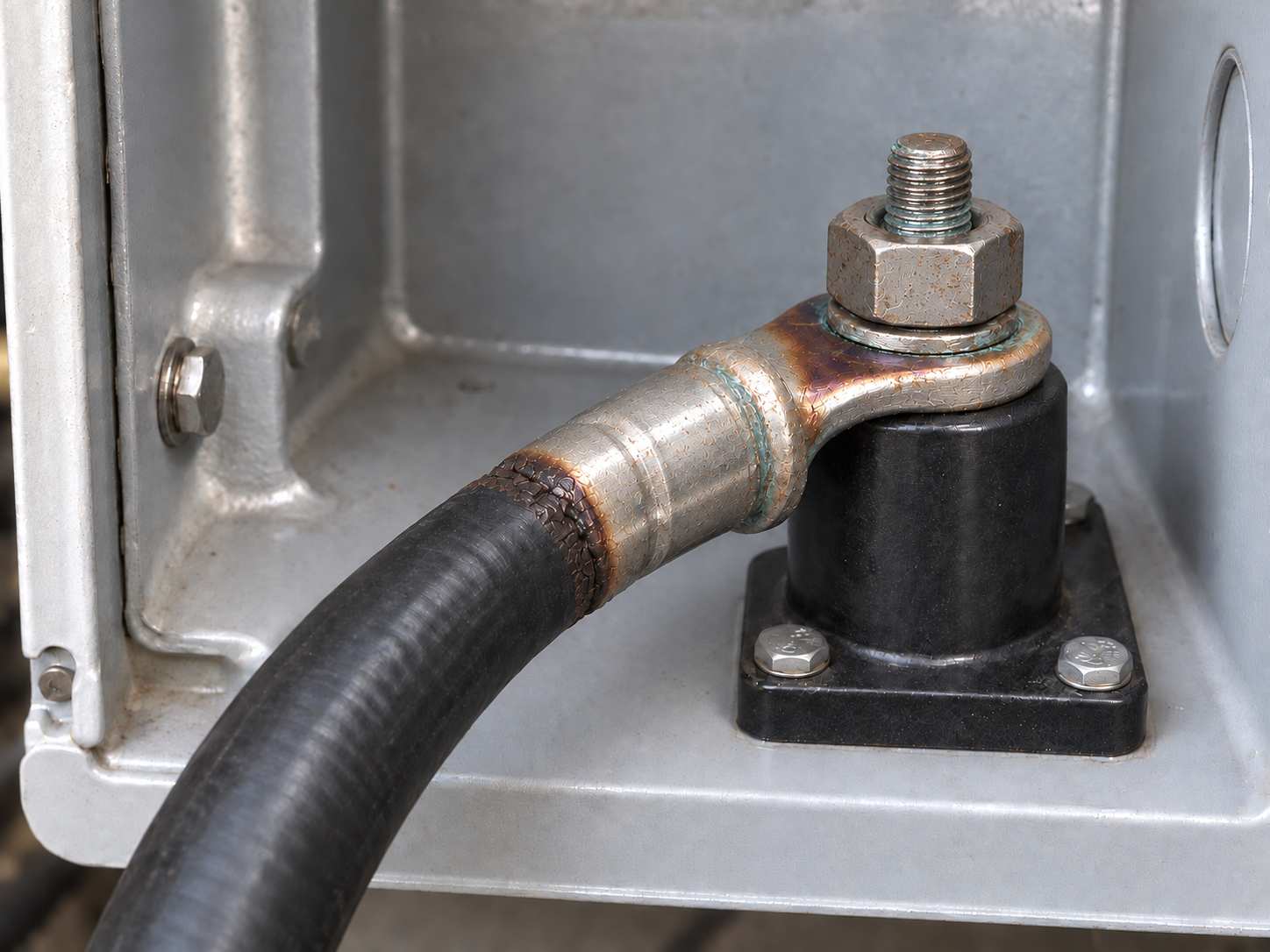 Motor terminal-ലെ ചൂടേറ്റ് കേടായ lug joint